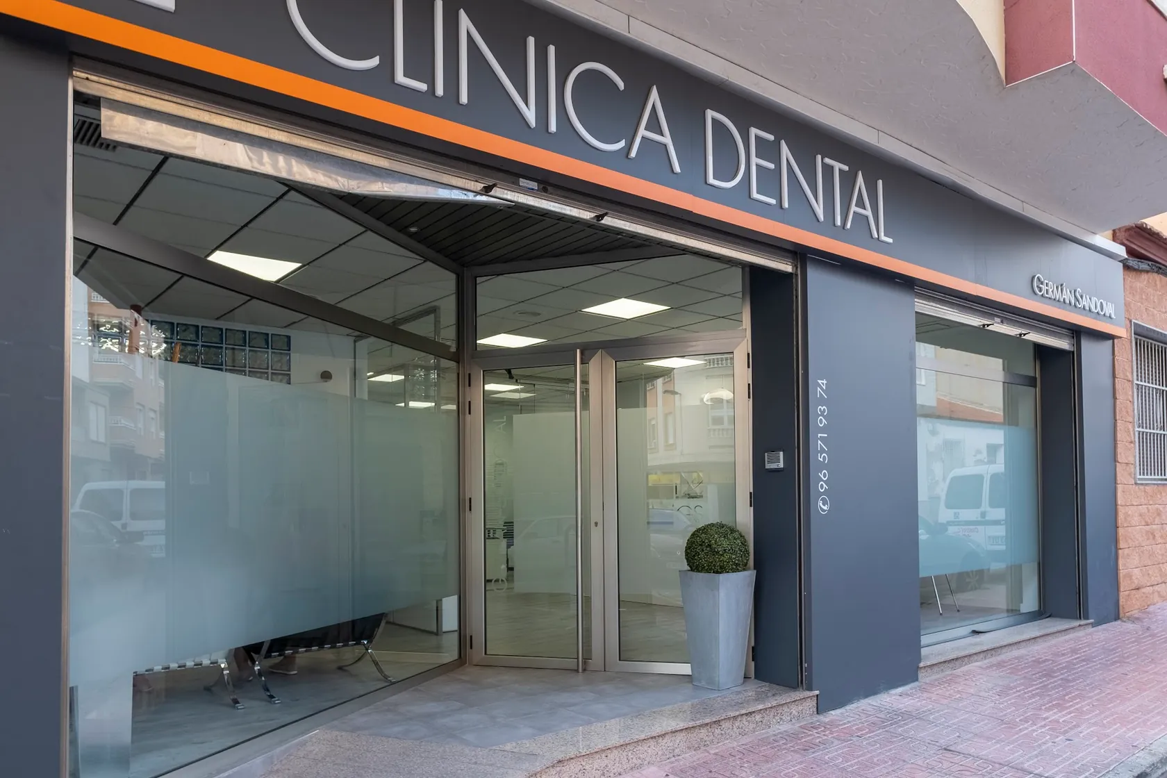 Fachada de la Clínica Dental Germán Sandoval en Torrevieja